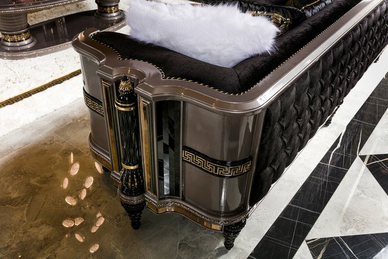 Versace Serisi — Kapitone kanepe detayı