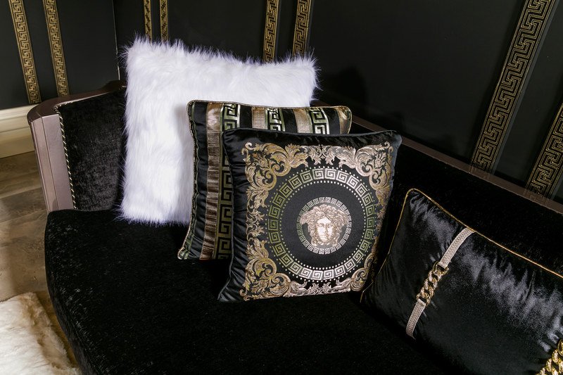 Versace Serisi — Kapitone kanepe detayı