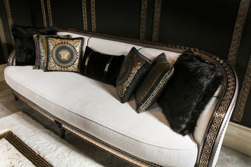 Versace Serisi — Kanepe detayı