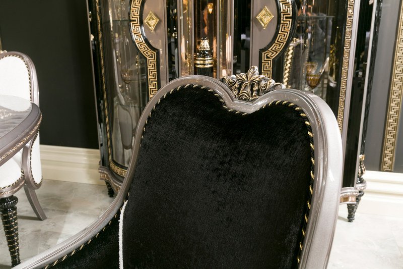Versace Serisi — Sandalye detayı