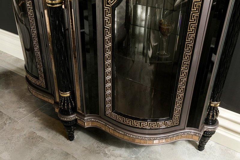 Versace Serisi — Vitrin detayı