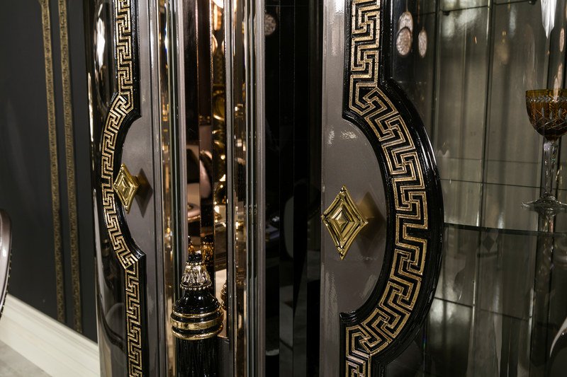 Versace Serisi — Vitrin detayı
